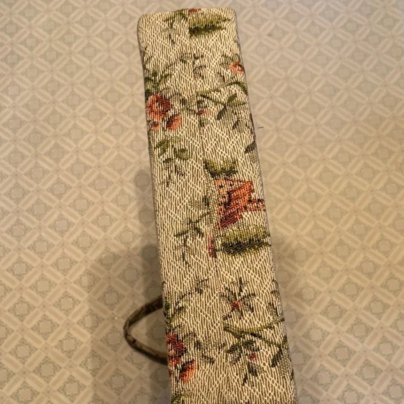 Vintage-Inspired Floral Clutch with Embellishments - Picture 5 of 15